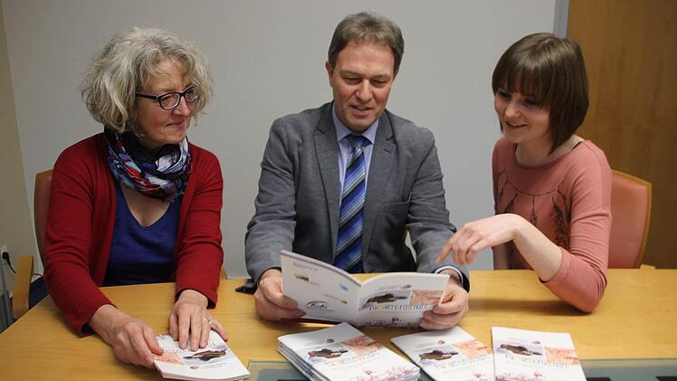Freude über die neue Familienbroschüre: Michaela Wittmann, Landrat Klaus Löffler und Franziska Neumann. Foto: vs