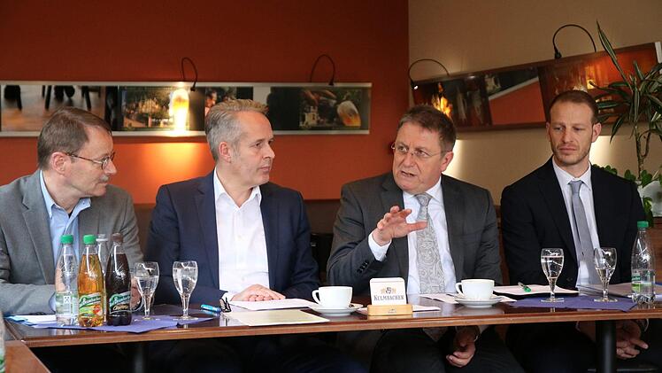 "Die Sicherheit hat oberste Priorität", erklärte Oberbürgermeister Henry Schramm (Zweiter von rechts). Ebenfalls anwesend auf der Pressekonferenz waren (von links): Andreas Eßer (Marketingleiter der Kulmbacher Brauerei), Markus Stodden (Sprecher des Vorstands der Kulmbacher Brauerei) und Simon Ries (Leiter Büro des Oberbürgermeisters). Foto: Sarina Rosenbusch