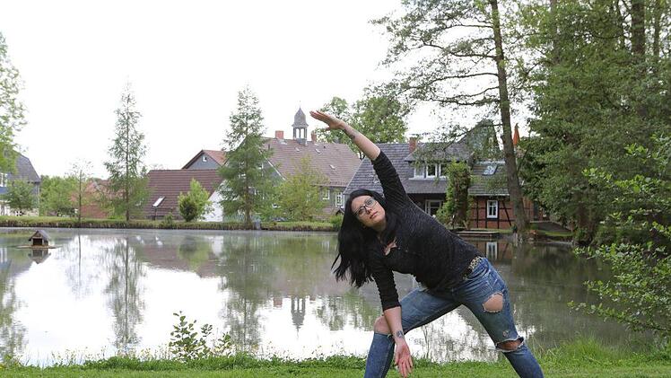 Auch Jacqueline Voß eine Freundin der Familie, liebt Yoga und die Ruhe am Wasser.  Fotos: Barbara Herbst