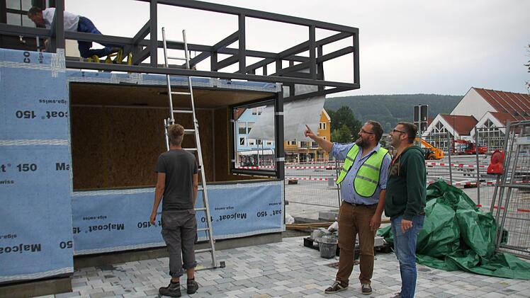 Aufmerksam verfolgen der künftige Kiosk-Betreiber Holger Griesenbrock (rechts) und Firmenchef Bernd Dörnhöfer (links daneben) die Arbeiten.Foto: Katrin Geyer