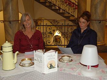 Mit einem szenischen Einstieg beginnen die Gleichstellungsbeauftragten  Susanne Müller (r.) und Tanja Bäcker-Sürgers die  Auftaktveranstaltung zu den Frauenaktionstagen.Helke Renner
