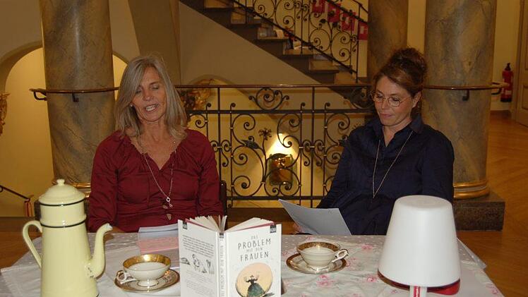 Mit einem szenischen Einstieg beginnen die Gleichstellungsbeauftragten  Susanne Müller (r.) und Tanja Bäcker-Sürgers die  Auftaktveranstaltung zu den Frauenaktionstagen.Helke Renner