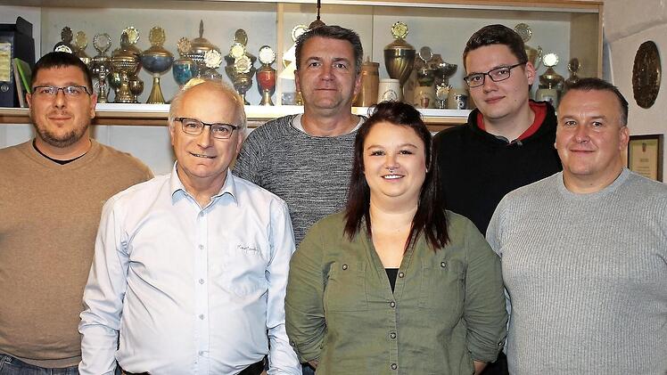 Alexander Schatz (links) führt die Liste an. Nicole Albrecht (Mitte) bringt Frauenpower ein. Einige der insgesamt elf Bewerber konnten an der Versammlung nicht teilnehmen. Foto: Evi Seeger