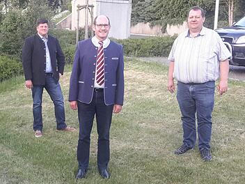 Wiedergewählt als Vorsitzender der Verwaltungsgemeinschaft Bad Brückenau wurde bei der Sitzung in Riedenberg der Oberleichtersbacher Bürgermeister Dieter Muth (Bildmitte). Als seine beiden Stellvertreter fungieren die Amtskollegen Alexander Schneider aus Geroda (links) und Bernold Martin aus Schondra (rechts).  Foto: Rolf Pralle