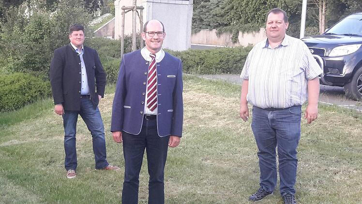 Wiedergewählt als Vorsitzender der Verwaltungsgemeinschaft Bad Brückenau wurde bei der Sitzung in Riedenberg der Oberleichtersbacher Bürgermeister Dieter Muth (Bildmitte). Als seine beiden Stellvertreter fungieren die Amtskollegen Alexander Schneider aus Geroda (links) und Bernold Martin aus Schondra (rechts).  Foto: Rolf Pralle