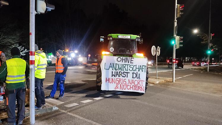 Traktor mit Plakat