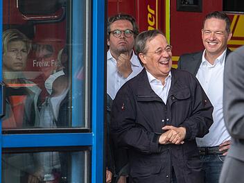 Laschet lacht bei Steinmeier-Rede