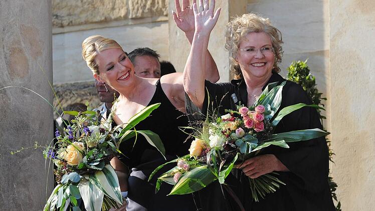 Die Wagner-Schwestern Katharina (links) und Eva zeigten sich  dem Publikum länger und gelöster als noch im Vorjahr.  Foto: Marc Müller/dpa