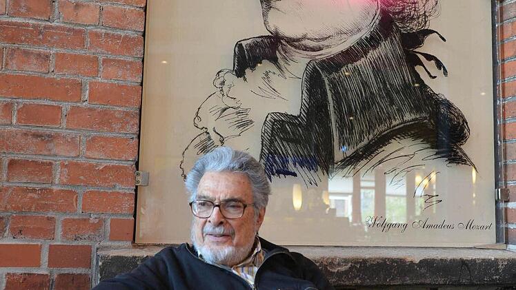 Leon Fleisher im Foyer des Welcome-Kongresshotels vor einem Mozartbildnis Foto: Ronald Rinklef