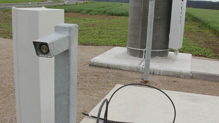 Blick auf Fundament und Sockel des Funkmastes bei Effelter