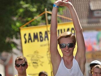 Robin Höhn ist ein großer Samba-Fan und wird in diesem Jahr allen Teilnehmern des Festzugs am Sonntag voraustanzen - zur Musik der Gruppe Samba JuCo. Foto: Christian Brettel