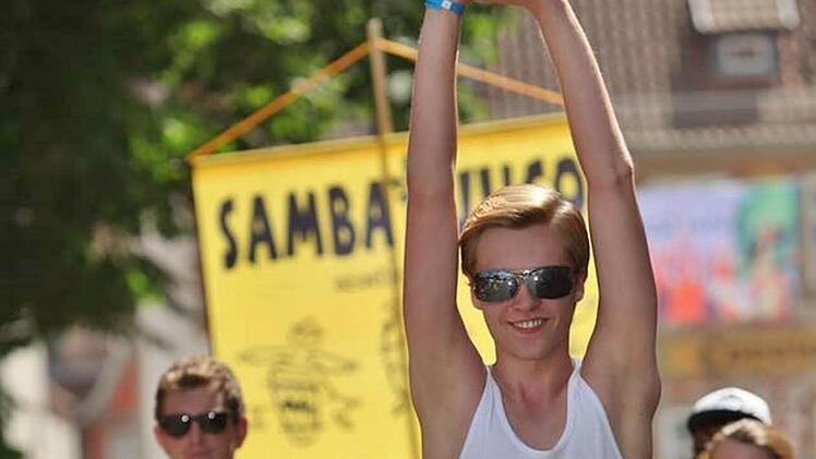 Robin Höhn ist ein großer Samba-Fan und wird in diesem Jahr allen Teilnehmern des Festzugs am Sonntag voraustanzen - zur Musik der Gruppe Samba JuCo. Foto: Christian Brettel