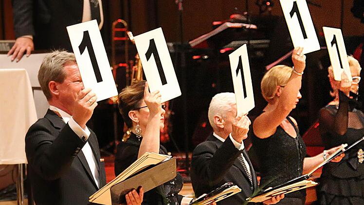 Nach ihren Auftritten galt der Blick der Tanzpaare den Wertungsrichtern, die Platzziffern vergaben.