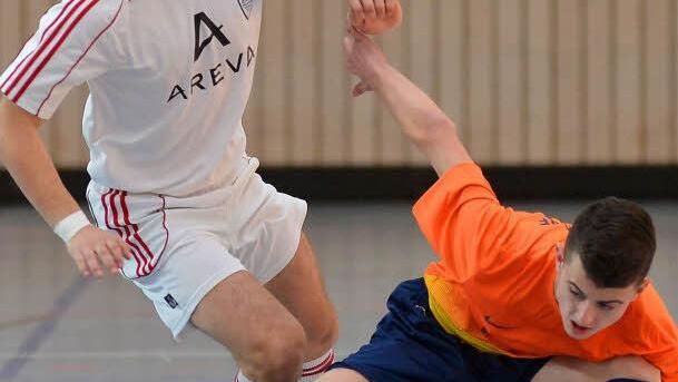 Die B-Junioren des FSV Erlangen-Bruck (weiße Trikots) brachten nicht nur den SC Adelsdorf sondern auch alle anderen Gegner ins Straucheln und holten sich den Kreismeitertitel.