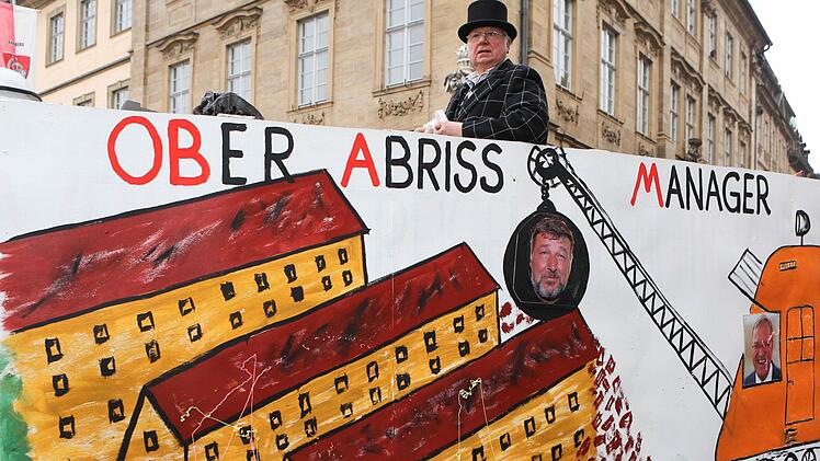 Jedes Jahr dabei: Norbert Tscherner und einer seiner Motivwagen. Hier zur Konversion. Foto: RiegerPress