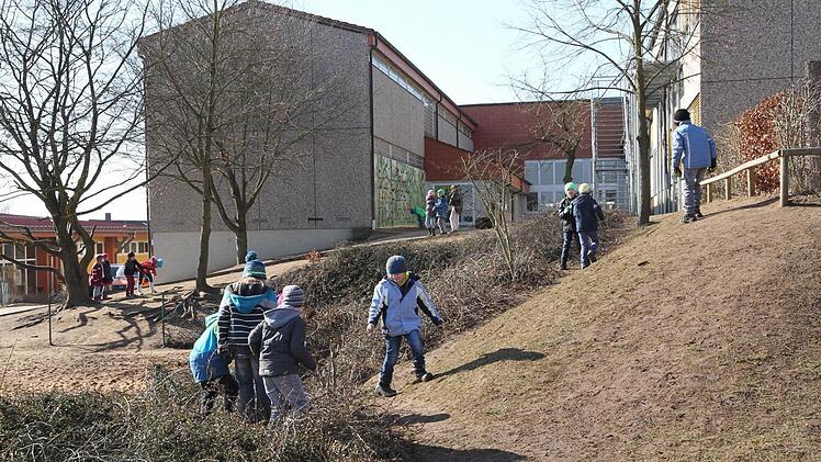 Die Schulkinder in Hallerndorf toben sich am Donnerstag in der Pause aus. Foto: Mathias Erlwein