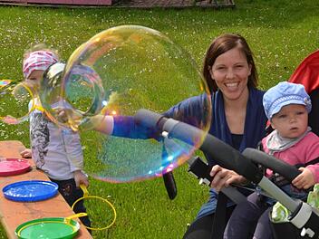 Christina Miller und ihre beiden Töchter Nora und Ella genießen den Aktivspielplatz. Foto: Archiv/Peter Rauch