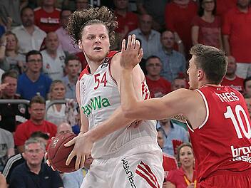 In der ersten Halbzeit kam John Bryant (mit Ball) zu vielen leichten Körben. Nach der Pause gestatteten Daniel Theis und seine Kollegen dem Riesen nur noch zwei Zähler - nach 18 Punkten in Halbzeit 1. Fotos: sportpress