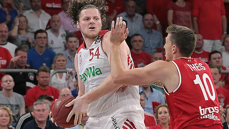 In der ersten Halbzeit kam John Bryant (mit Ball) zu vielen leichten Körben. Nach der Pause gestatteten Daniel Theis und seine Kollegen dem Riesen nur noch zwei Zähler - nach 18 Punkten in Halbzeit 1. Fotos: sportpress