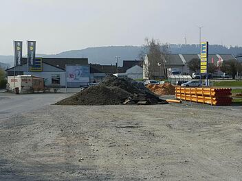 Zieht der Edeka-Markt in der Bürgermeister-Kleinlein-Straße auf das gegenüberliegende Bahnhofsgelände um? In der Sitzung des Gemeinderates wurden die bauplanungsrechtlichen Voraussetzungen für einen Neubau geschaffen. Foto: Alexander Hartmann