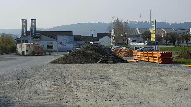Zieht der Edeka-Markt in der Bürgermeister-Kleinlein-Straße auf das gegenüberliegende Bahnhofsgelände um? In der Sitzung des Gemeinderates wurden die bauplanungsrechtlichen Voraussetzungen für einen Neubau geschaffen. Foto: Alexander Hartmann