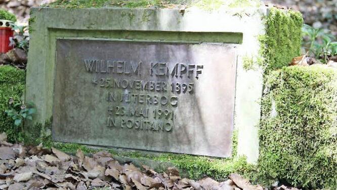 Das Grab von Professor Wilhelm Kempff liegt neben dem seiner Frau unterhalb des Schlosses Wernstein auf dem Familienfriedhof derer von Künßberg. Foto: Katharina Müller-Sanke