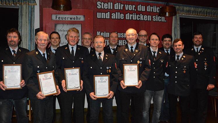 Ehrungen für langjährige Mitgliedschaft bzw. aktiven Dienst in der Diebacher Feuerwehr.  Fotos: Elisabeth Assmann