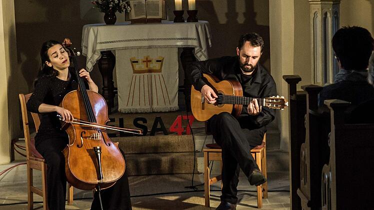 Das Duo Zaruk gastierte in der Johanneskirche Elsa: Cellistin Iris Azquinezer und Gitarrist Rainer Seiferth. Foto: Jochen Berger