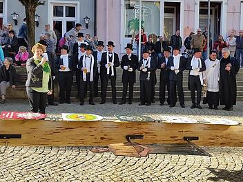 Bürgermeisterin Brigitte Meyerdierks begrüßt die Gäste. Die Tätsch'r (im Hintergrund) begleiteten den Maibaum auf seinem Weg. Foto: Familie Kirchner