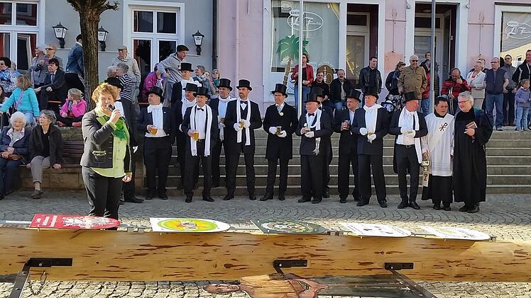 Bürgermeisterin Brigitte Meyerdierks begrüßt die Gäste. Die Tätsch'r (im Hintergrund) begleiteten den Maibaum auf seinem Weg. Foto: Familie Kirchner