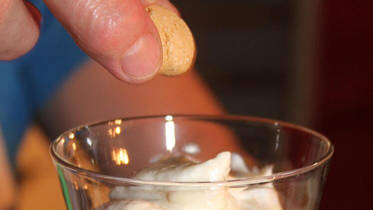 Eine kleine süße Leckerei zum Schluss: schnelles Kirschdessert mit frischen Kirschen und Marzipan-Quark-CremeSonny Adam