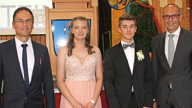 Sie sind die Schulbesten des Abschlussjahrgangs: Annalena Dütsch und Lukas Schwarz mit Schulleiter Peter Gerhardt (links) und Landrat Christian Meißner (rechts).