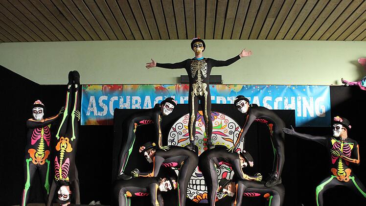 Auch ein Kostümwechsel der Aschbacher gehörte zum Auftritt.