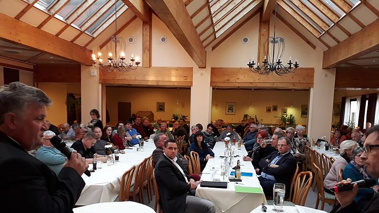 Bürgermeister Gerhard Schneider (CSU, links) und BR-Redaktionsleiter Alexander Müller (rechts) diskutieren über das geplante und äußerst umstrittene Gewerbegebiet in Himmelkron.Barbara Herbst