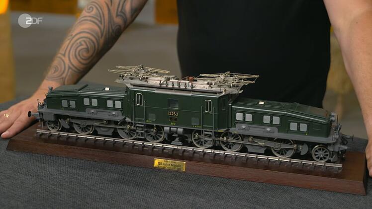 Die Märklin-Modelleisenbahn aus dem Jahr 1984 erschien in einer Auflage von 3.300 Stück. 500 bis 1.000 Euro erhofften sich die Sammler. Sven Deutschmanek taxierte auf 500 bis 700.