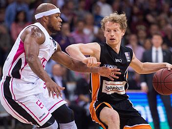 Per Günther (mit Ball) zeigte gegen Bonns Topwerfer Eugene Lawrence eine gute Leistung und führte seine Mannschaft ins Halbfinale. Foto: dpa