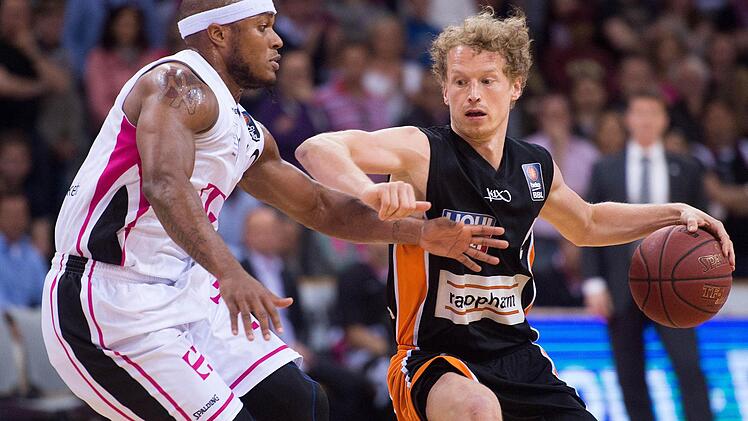 Per Günther (mit Ball) zeigte gegen Bonns Topwerfer Eugene Lawrence eine gute Leistung und führte seine Mannschaft ins Halbfinale. Foto: dpa