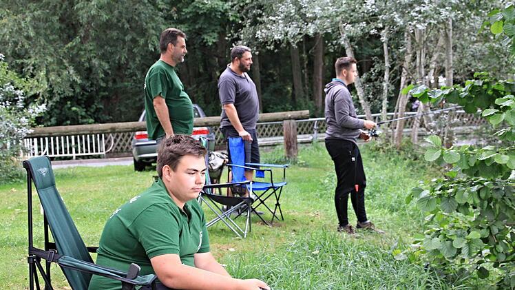 Noch müssen die beiden Jungangler Robin Werres (vorne) und Justin Schwarz (rechts) unter Aufsicht angeln. Hier sind Jugendwart Mario Werres und der Zweite Vorsitzende der Angelfreunde Pfaffendorf, Michael Kastl (hinten von links) dabei.  Foto: Helmut Will