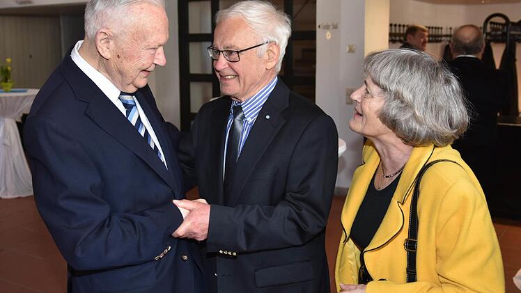 Besonders herzlich begrüßte Albert Meyer (links) seinen langjährigen Freund Rudolf Handwerker und seine Frau Regine.