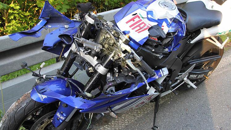 Kurz nach Kasendorf (in Richtung Azendorf) war ein Motorradfahrer in einen VW geschleudert. Foto: Jürgen Gärtner