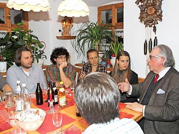 Peter Landendörfer (r.) im Gespräch mit den Studenten