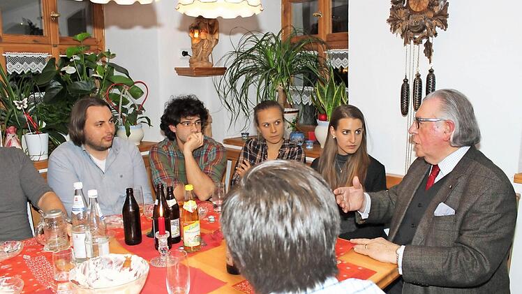 Peter Landendörfer (r.) im Gespräch mit den Studenten