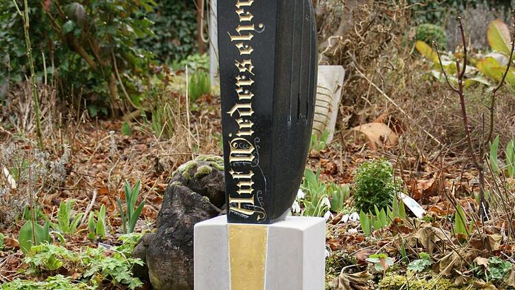 Auch als Grabsteine wurden Klangsteine schon bestellt - diesen fertigte Michael Scholl für die Mustergräber der Landesgartenschau in Bamberg. Foto: Sabine Weinbeer