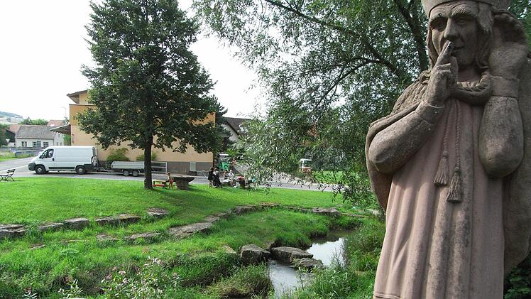 Der Nepomuk auf der alten Brücke in Thulba.  Foto: Joachim Rübel