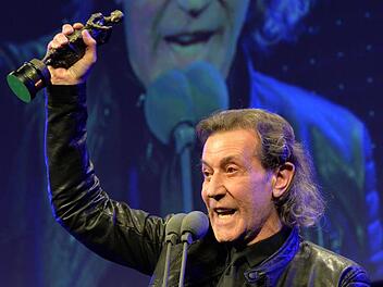 Albert Hammond (im Bild mit dem Ivor Novello Award, der größten Auszeichnung der Branche in England, für sein Lebenswerk) gibt ein Konzert in der Stadthalle Bad Neustadt.Mark Allan