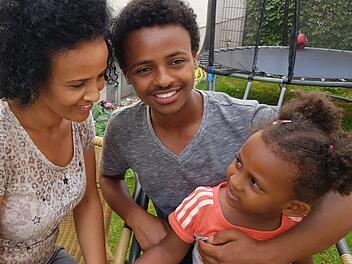 Yoel mit seiner Mutter und seiner Schwester Rut. Foto: Ekkehard Roepert