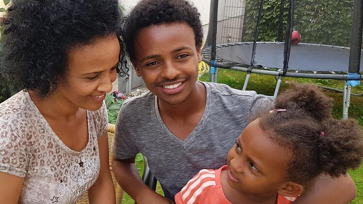 Yoel mit seiner Mutter und seiner Schwester Rut. Foto: Ekkehard Roepert