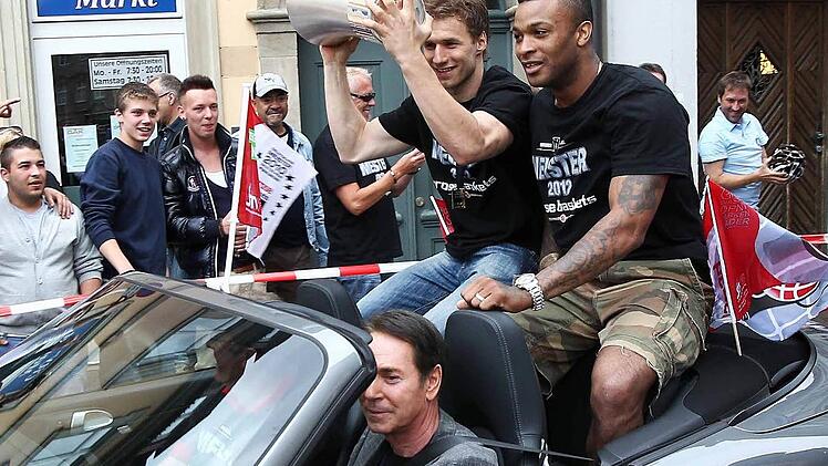 10. Juni 2012: Höchstpersönlich fuhr Michael Stoschek seine Stars Anton Gavel und PJ Tucker zur Meisterfeier auf den Maxplatz. Foto: Daniel Löb
