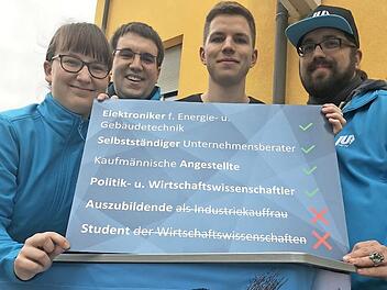 Mehr Platz als die anderen brauche man nicht, wenn der angestrebte Beruf oder Ausbildungsgang mit auf dem Wahlzettel stünde, demonstrieren Eva Gottschalk, Alexander Allousch, Konrad Körner und Maximilian Stopfer.  Foto: Michael Busch