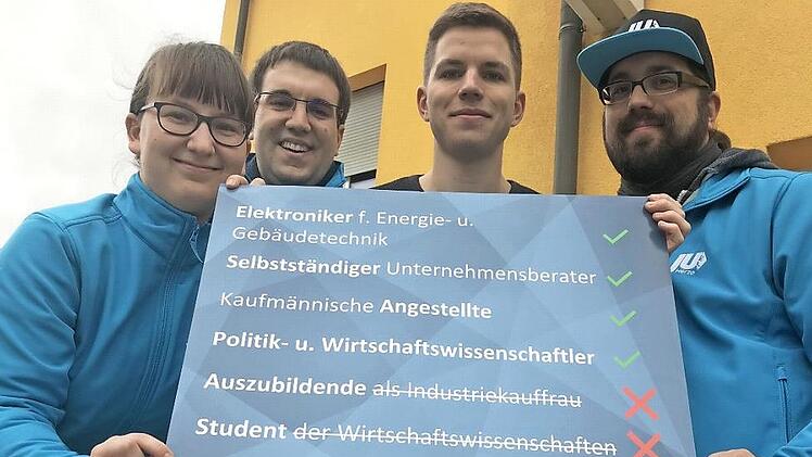 Mehr Platz als die anderen brauche man nicht, wenn der angestrebte Beruf oder Ausbildungsgang mit auf dem Wahlzettel stünde, demonstrieren Eva Gottschalk, Alexander Allousch, Konrad Körner und Maximilian Stopfer.  Foto: Michael Busch
